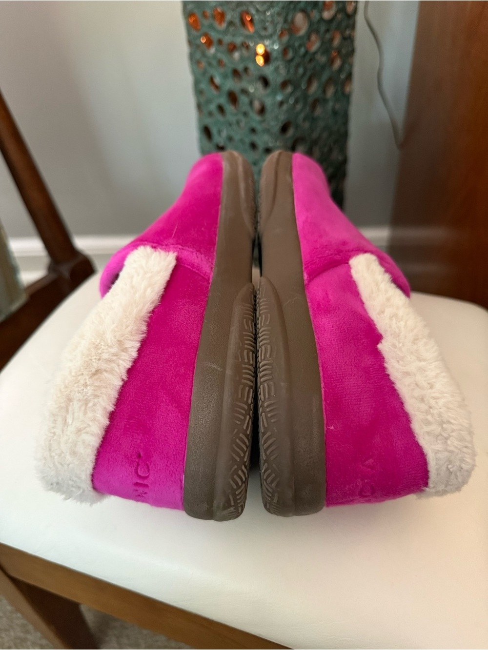 Vionic Slippers size 7 - Picture 4 of 9
